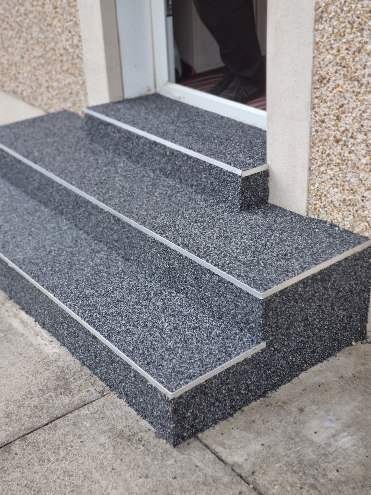 Resin coated exterior steps with contrasting border edge